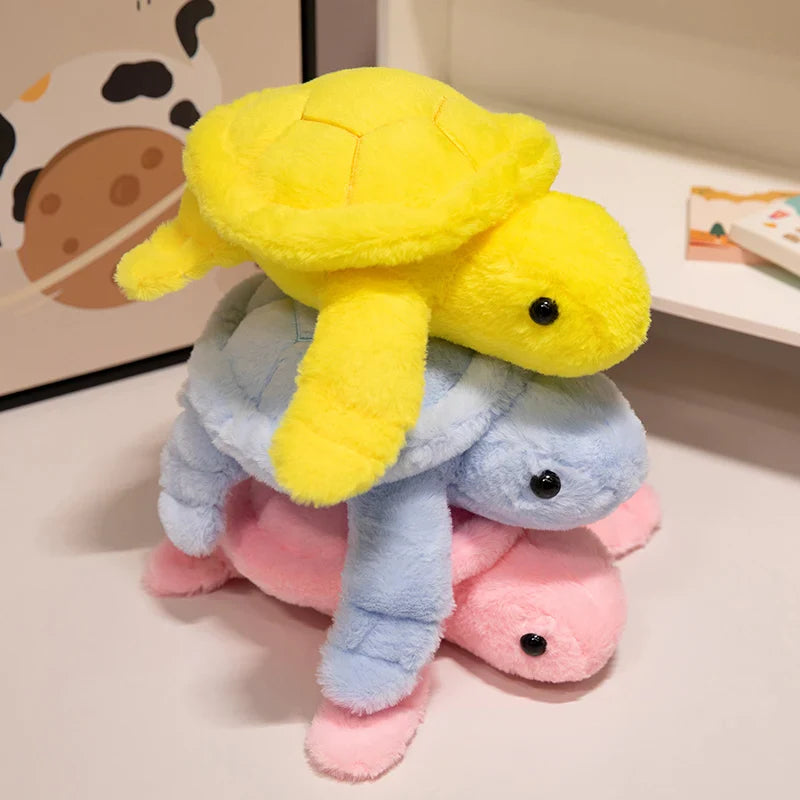 Trois peluches tortues colorées sur un meuble blanc Image