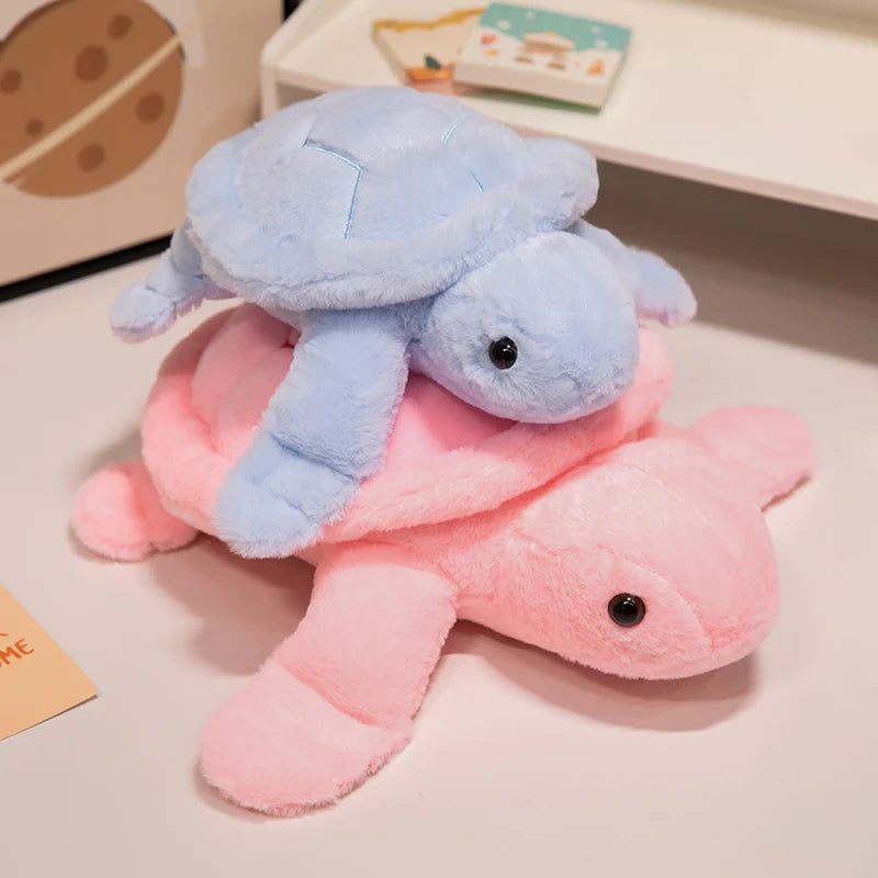 Deux peluches tortues colorées qui se chevauchent sur un bureau blanc  Image