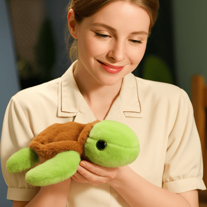Peluche tortue douce dans les mains d'une fille Image