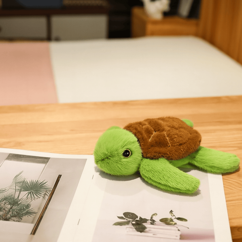 Peluche tortue douce sur un bureau  Image
