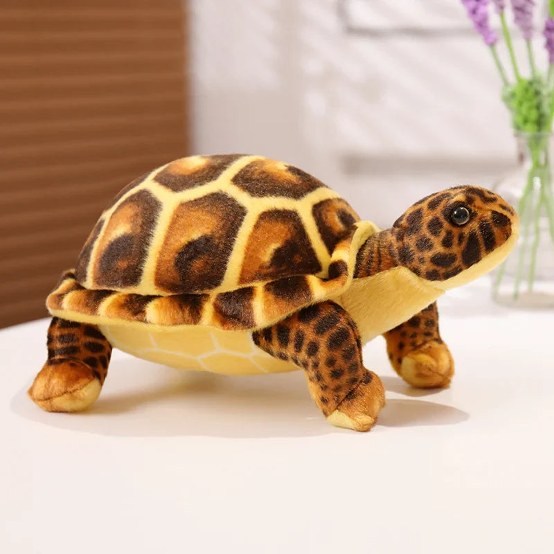 Peluche tortue écailles marron sur un bureau blanc