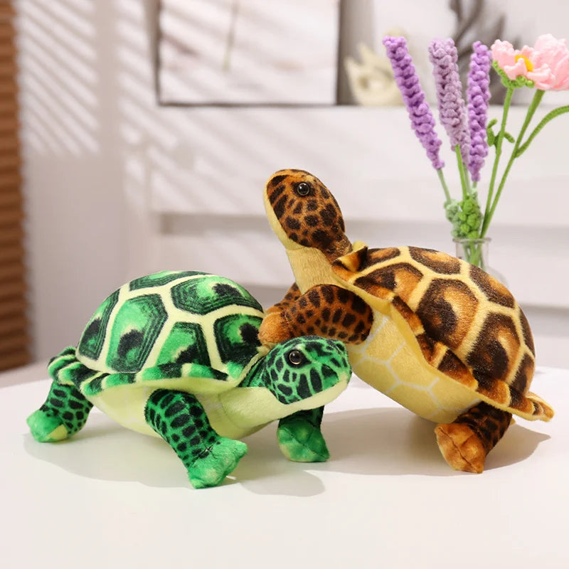 Deux peluches tortues écailles l'un sur l'autre sur un bureau blanc