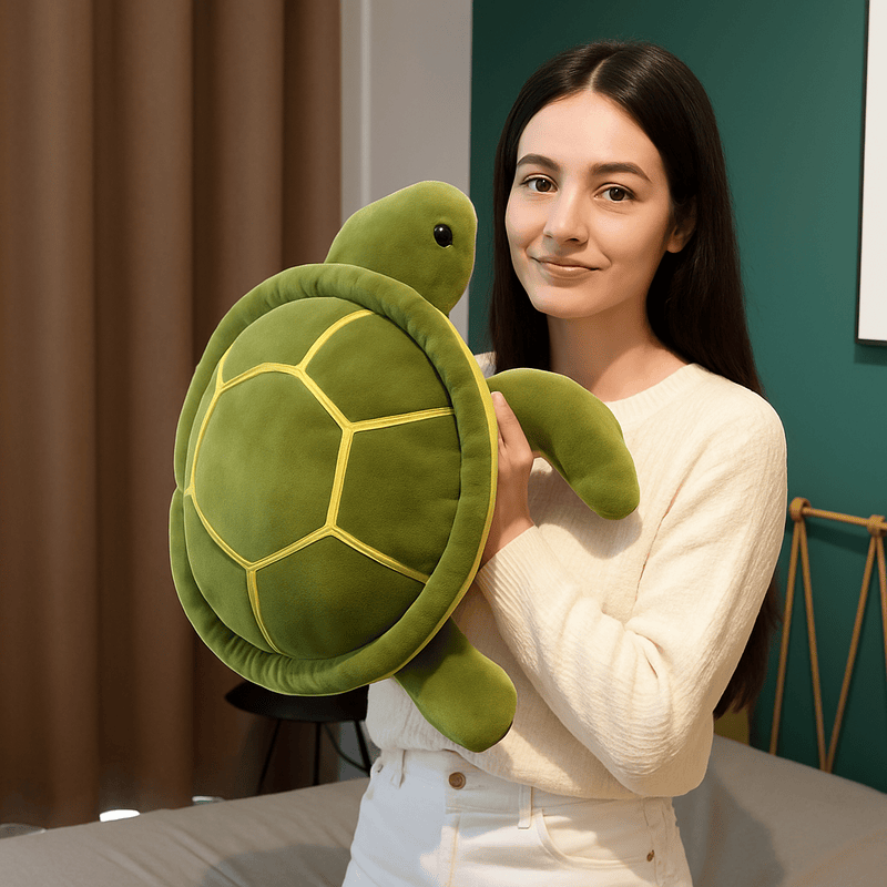 Peluche tortue kawaii tenue par une femme 