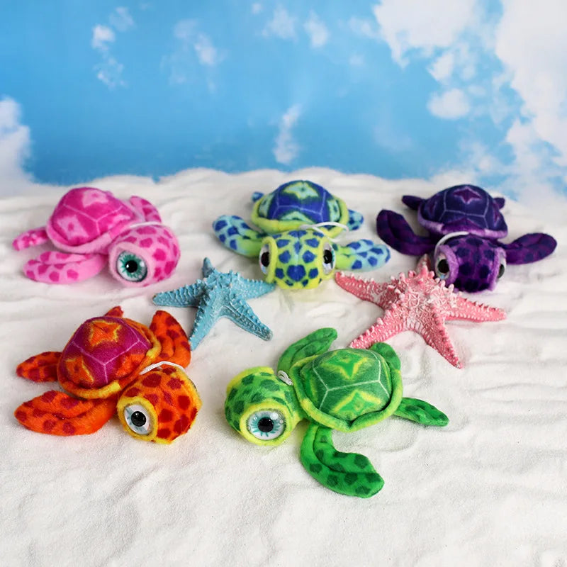 La famille de peluches tortues mignonne sur du sable fin 
