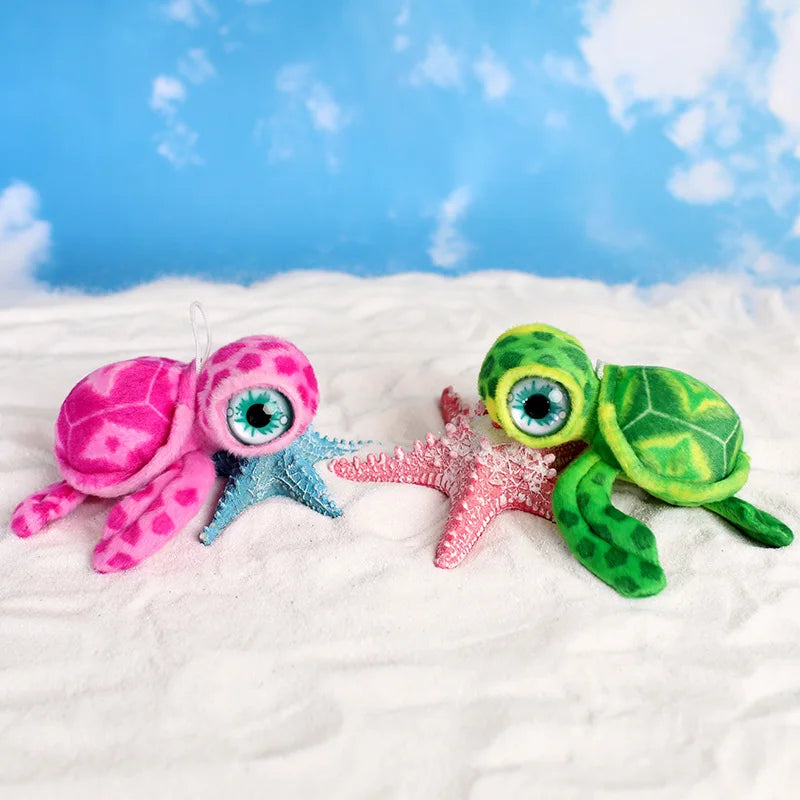 Deux peluches tortues mignonne sur une étoile de mer 