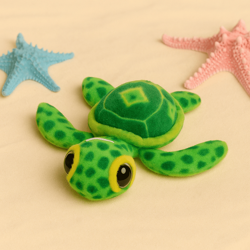 Peluche tortue mignonne verte sur du sable fin