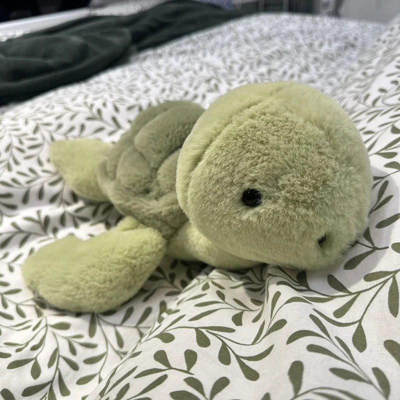 Peluche tortue réaliste sur un lit