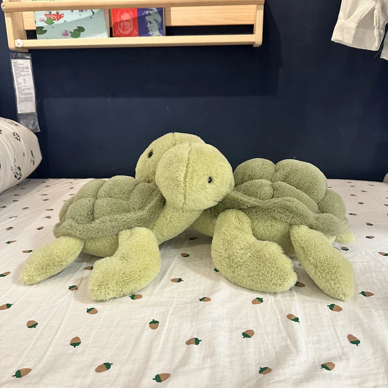 Deux peluches tortues réaliste sur un lit 