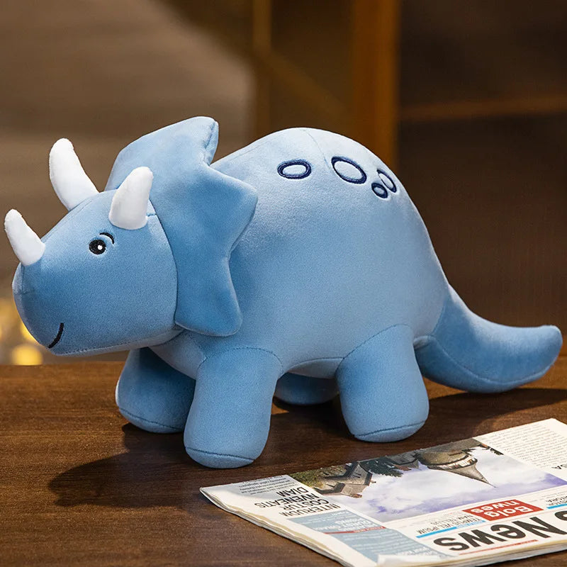 Peluche triceratops bleue sur une table