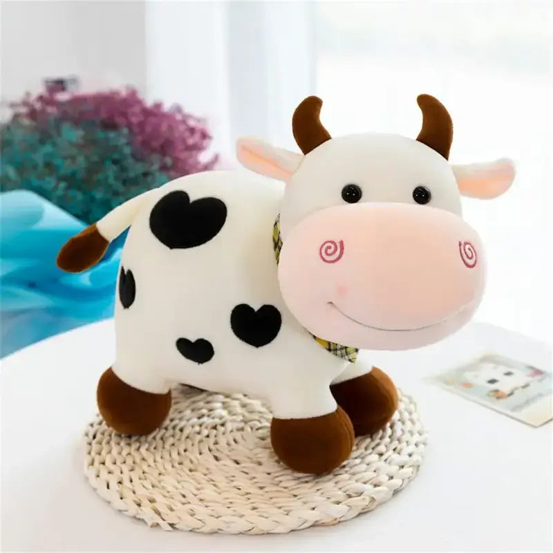 Peluche vache cartoon blanche sur une table