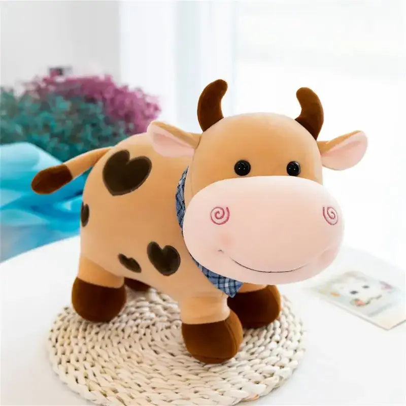 Peluche vache cartoon beige sur une table