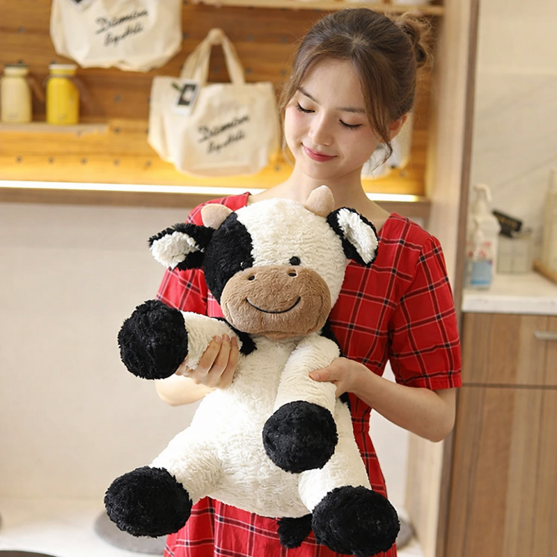 Peluche vache kawaii porter par une fille 