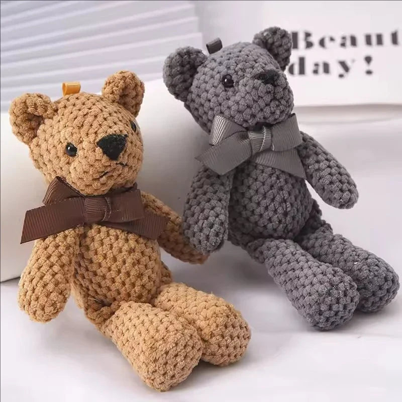 Deux ours en peluches au crochet sur un canapé