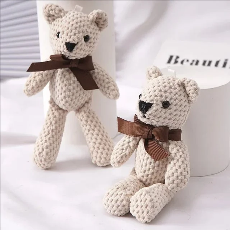 Deux ours blancs en peluches au crochet sur un canapé
