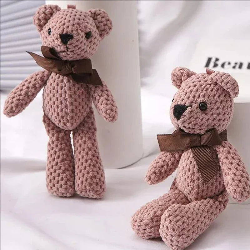 Deux ours roses en peluches au crochet sur un canapé