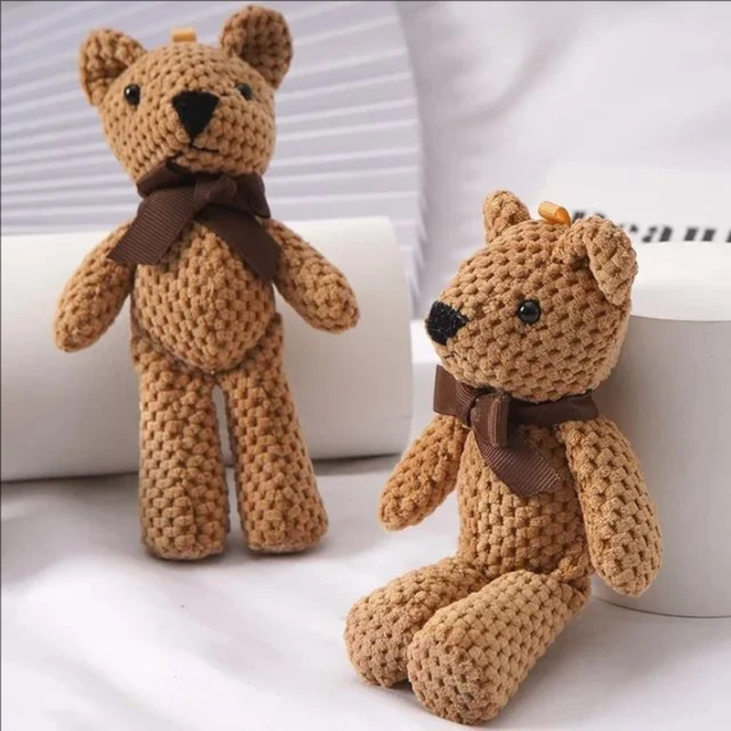 Deux ours bruns en peluches au crochet sur un canapé