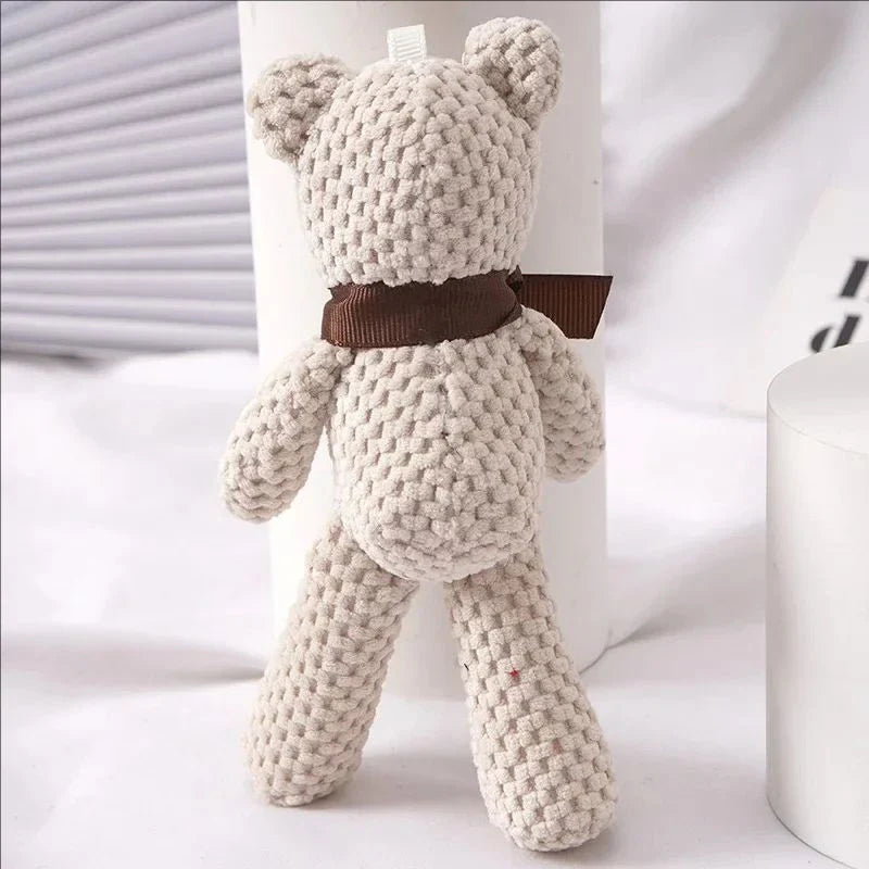 Ours blanc en peluche au crochet sur un canapé