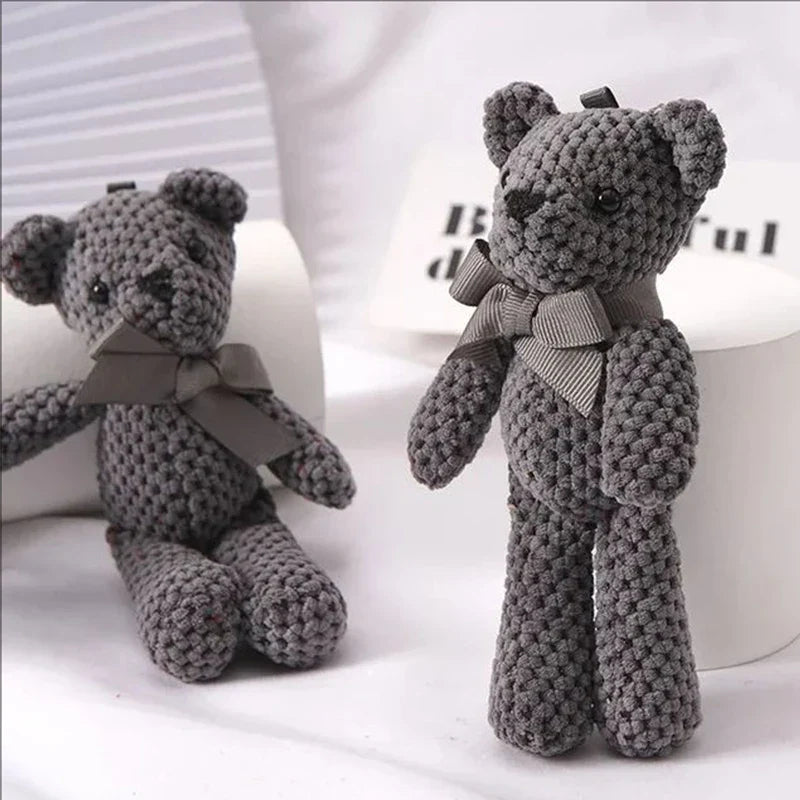 Deux ours gris en peluches au crochet sur un canapé