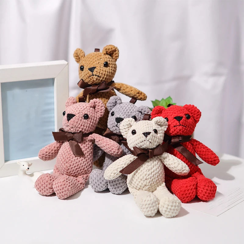 Cinq ours en peluches sur une table blanche Image