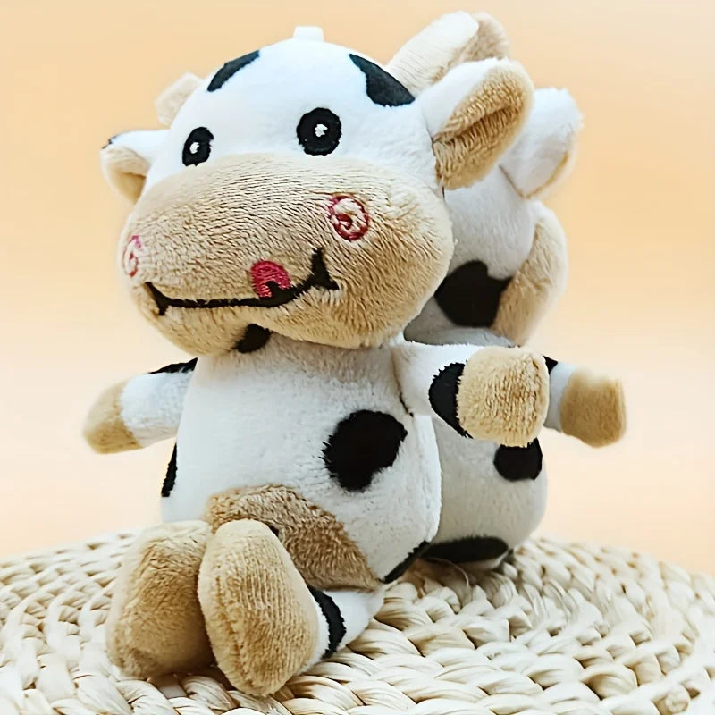 Petite peluche vache noir sur un panier en osier
