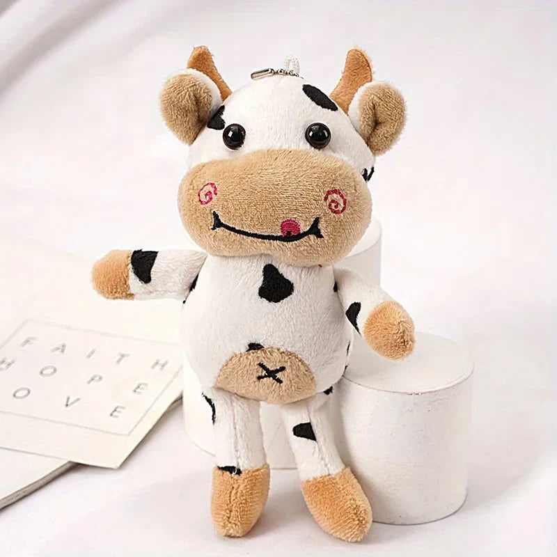 Petite peluche vache noir debout sur un bureau