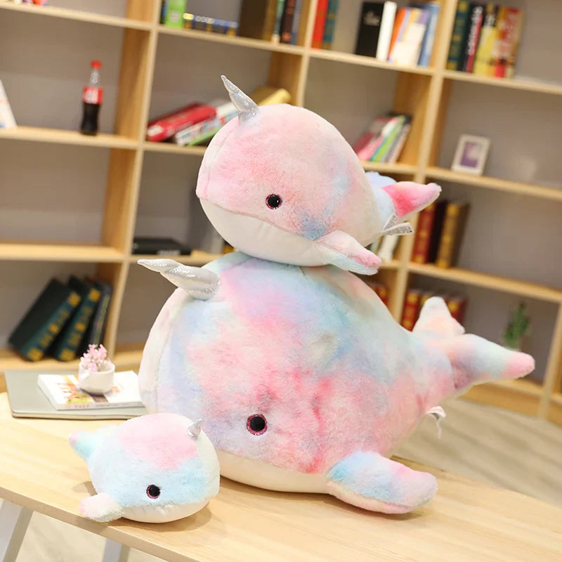 Trois peluches baleines licorne sur une table