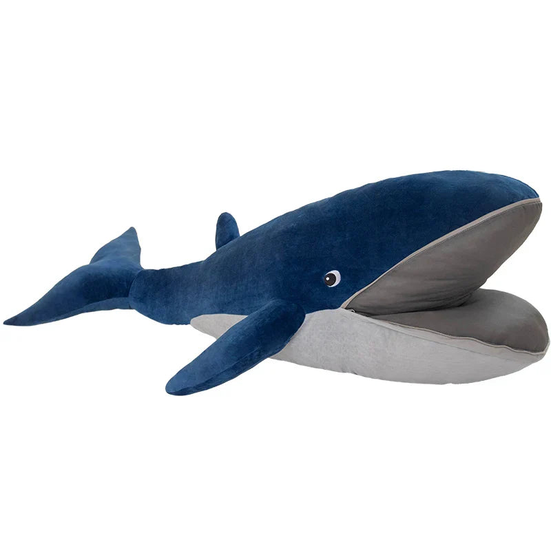 Une peluche baleine bleue nordique sur un fond blanc