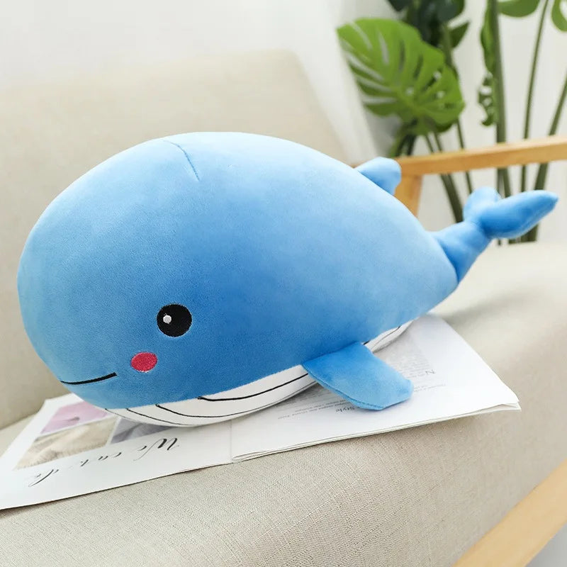 Peluche baleine bleu sur un fauteuil
